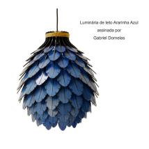 Luminária de teto Ararinha Azul assinada por Gabriel Dornelas